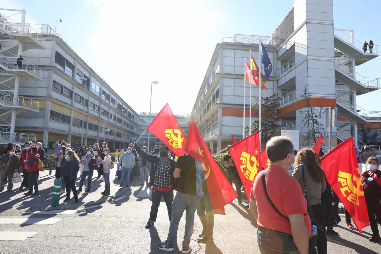 Banderas del PCE en una concentración de la plataforma Vallekas por lo Público.