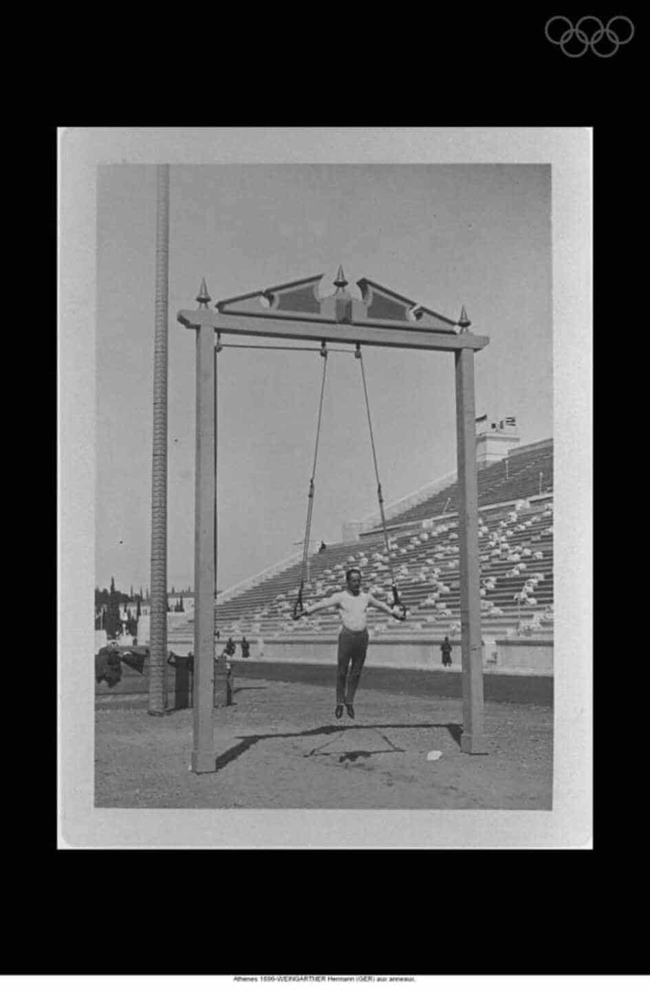 El gimnasta alemán Hermann Weingärtner en un ejercicio de anillas