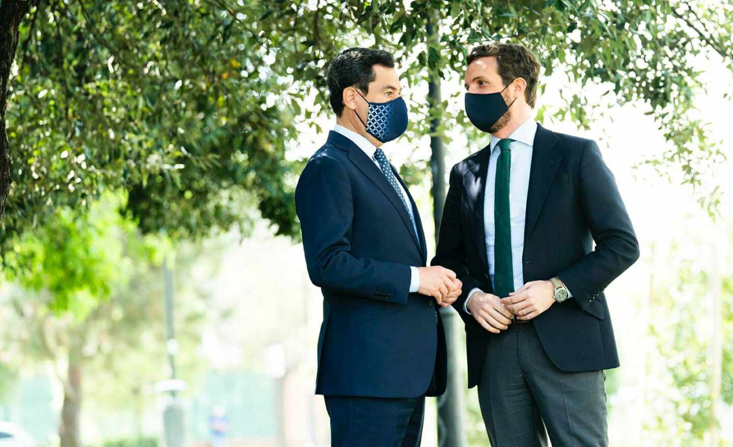 Pablo Casado y Juan Manuel Moreno charlan en un acto en Granada el pasado viernes