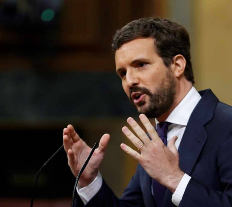 Casado estalla contra la "chulería" de Sánchez y su "desprecio" por el Parlamento: "¿Usted quién se cree que es?"