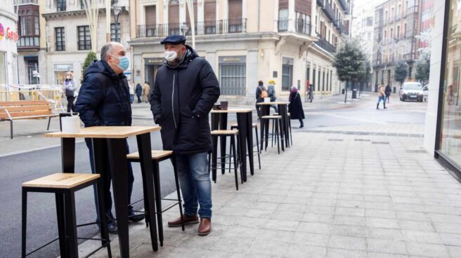 Un par de clientes conversa en la terraza de un bar en Valladolid.