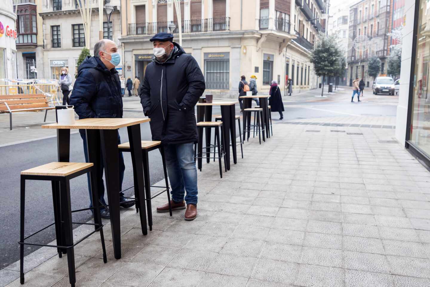 Un par de clientes conversa en la terraza de un bar en Valladolid.