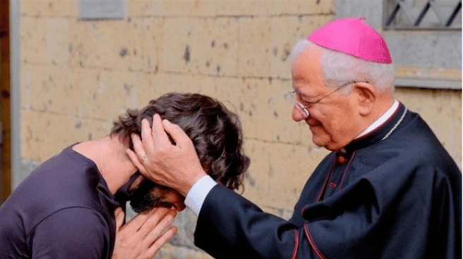 Riccardo Ceccobelli, un sacerdote de 42 años de Todi, en Italia, ha decidido colgar la sotana