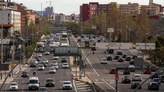 La justicia tumba el veto de Colau a los coches antiguos en Barcelona