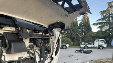 Muere un motorista al chocar contra un camión en Alcalá de Henares