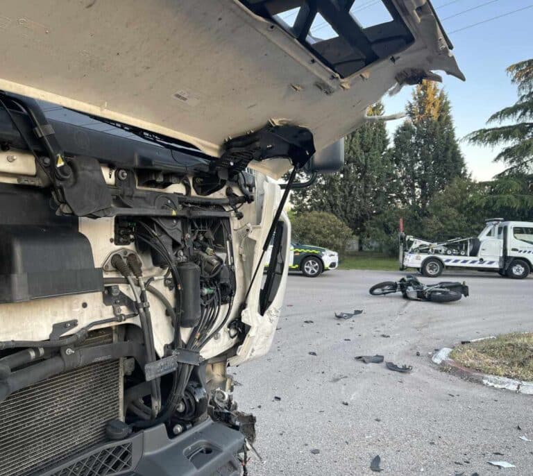 Muere un motorista al chocar contra un camión en Alcalá de Henares