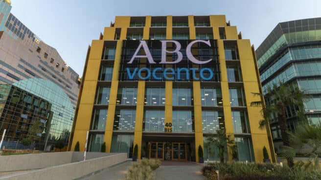 Vista del edificio de Vocento ABC en Josefa Valcarcel 40B con el logo de ABC Vocento en la pantalla