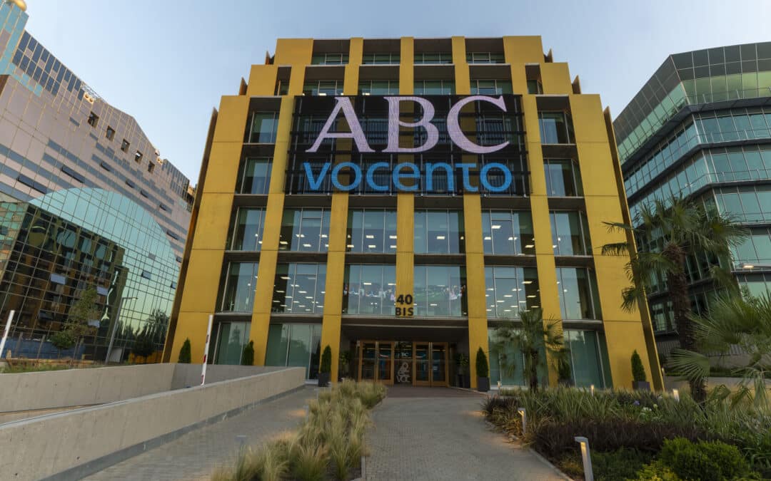 Vista del edificio de Vocento ABC en Josefa Valcarcel 40B con el logo de ABC Vocento en la pantalla