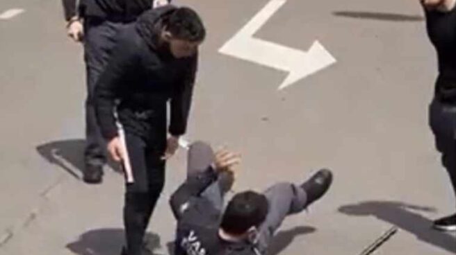Dos jóvenes agreden a los vigilantes de seguridad del Hospital de Salamanca Un vigilante de seguridad en el suelo mientras los dos agresores le increpan