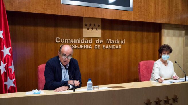 El viceconsejero Antonio Zapatero y la directora general de Salud Pública, Elena Andradas. El viceconsejero Antonio Zapatero y la directora general de Salud Pública, Elena Andradas.