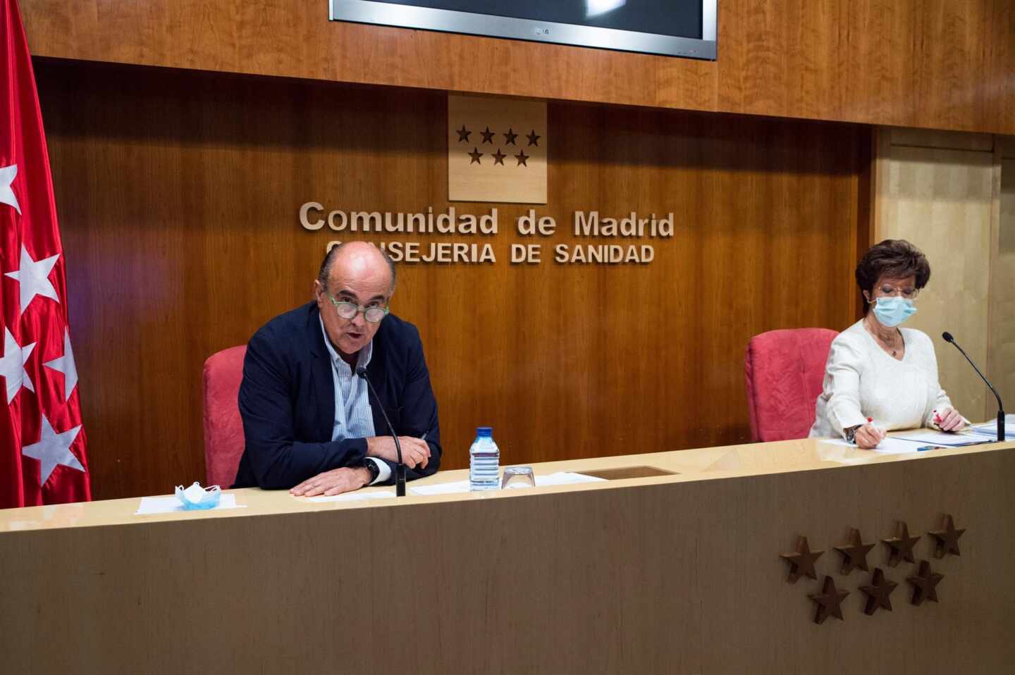 El viceconsejero Antonio Zapatero y la directora general de Salud Pública, Elena Andradas.