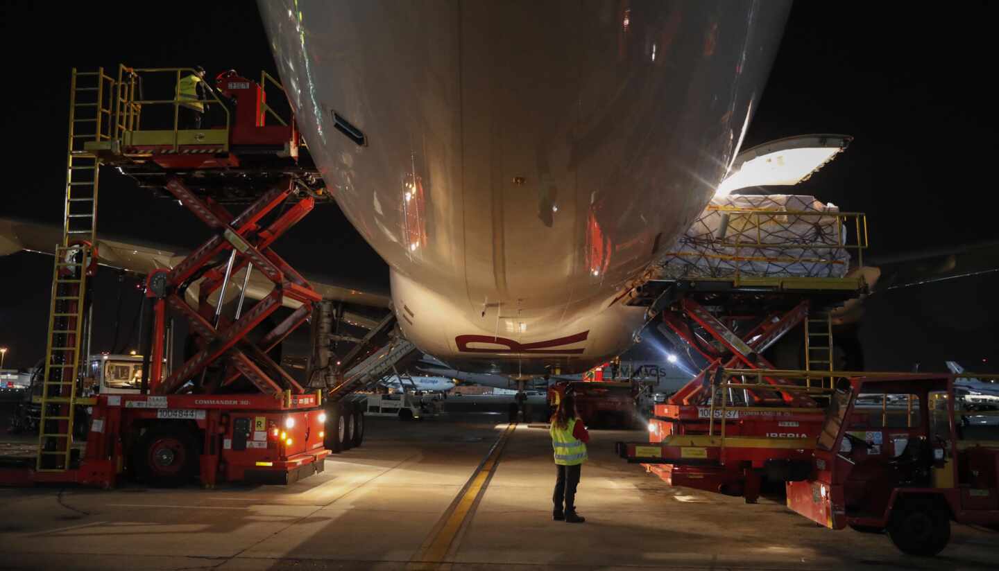 Descarga de material sanitario en un avión procedente de China en la primera ola de la pandemia.