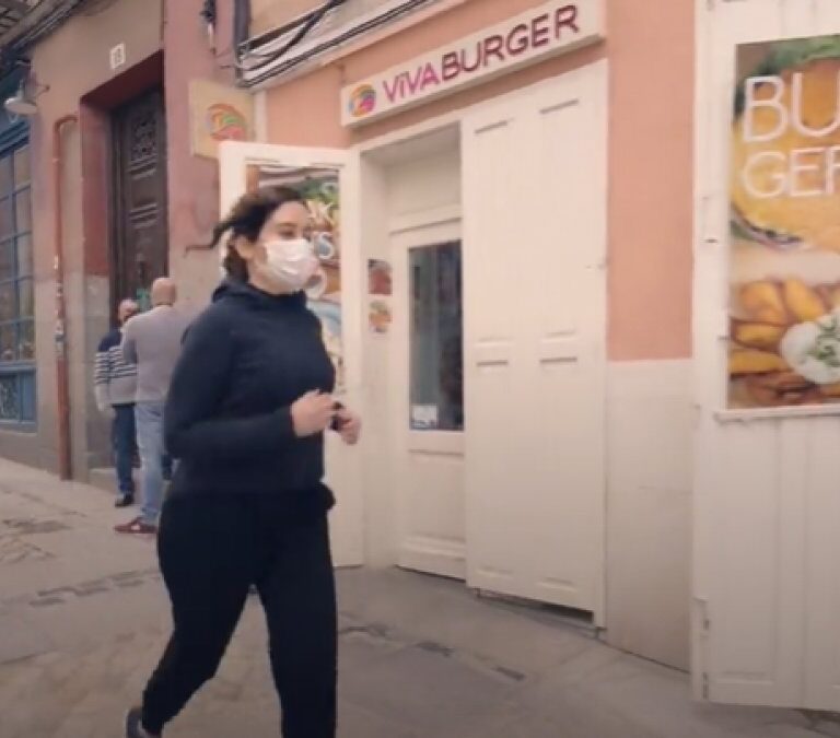 Ayuso corre como Pitufina o como Rocky