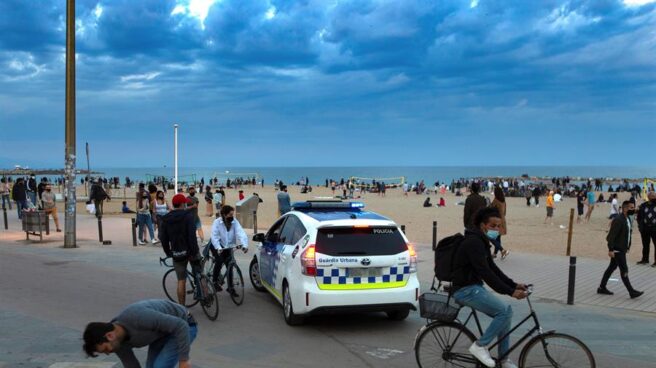 Aspecto del paseo y la playa de la Barceloneta el sábado de Semana Santa.