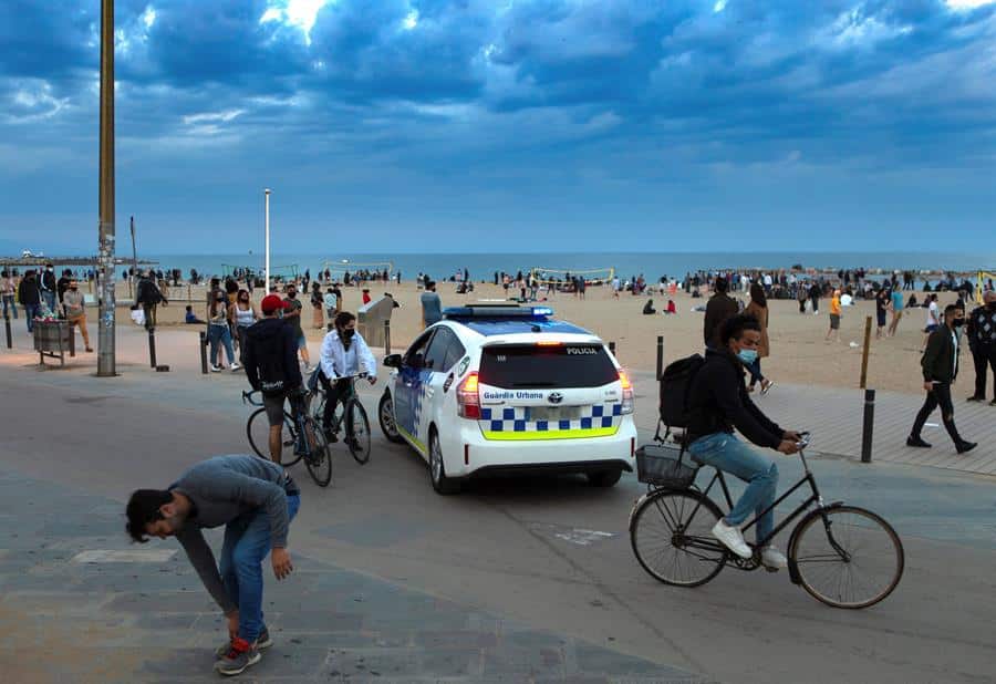 Aspecto del paseo y la playa de la Barceloneta el sábado de Semana Santa.