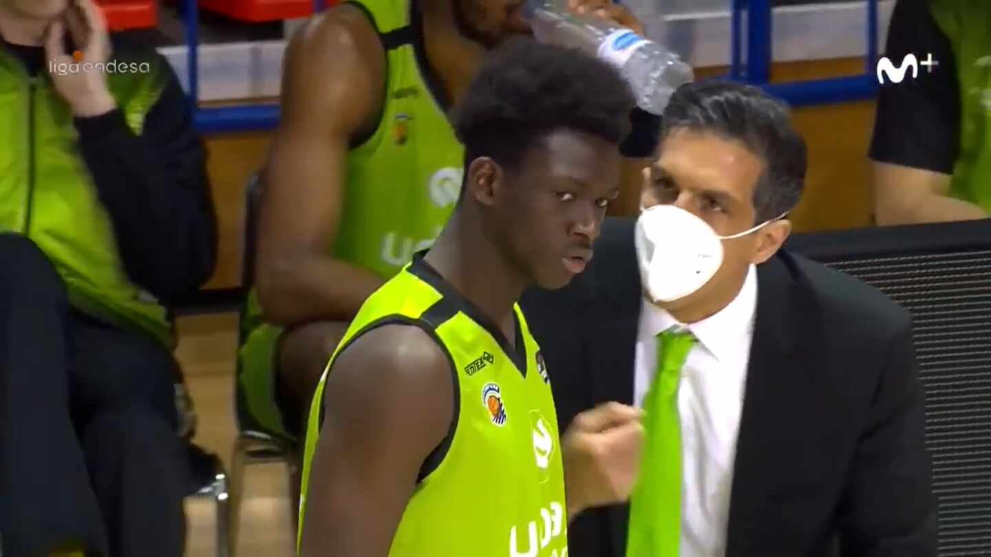 Bassala Bagatoko (14 años) recibe instrucciones de Salva Guardia antes de debutar frente al Real Madrid.