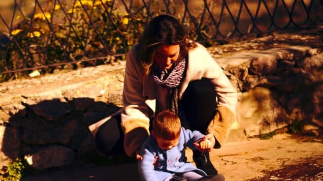 basta-juzgar-familias-educacion-educar-sin-gps Una mujer juega con un bebé en la calle.