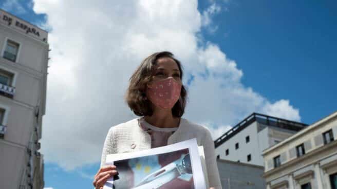 Reyes Maroto muestra una fotografía de la navaja recibida por carta.