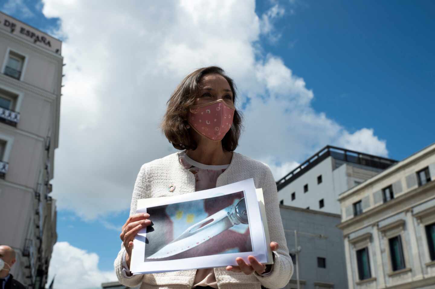 Reyes Maroto muestra una fotografía de la navaja recibida por carta.