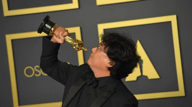 El director de Parásitos, Bong Joon-Ho posa con su premio Óscar