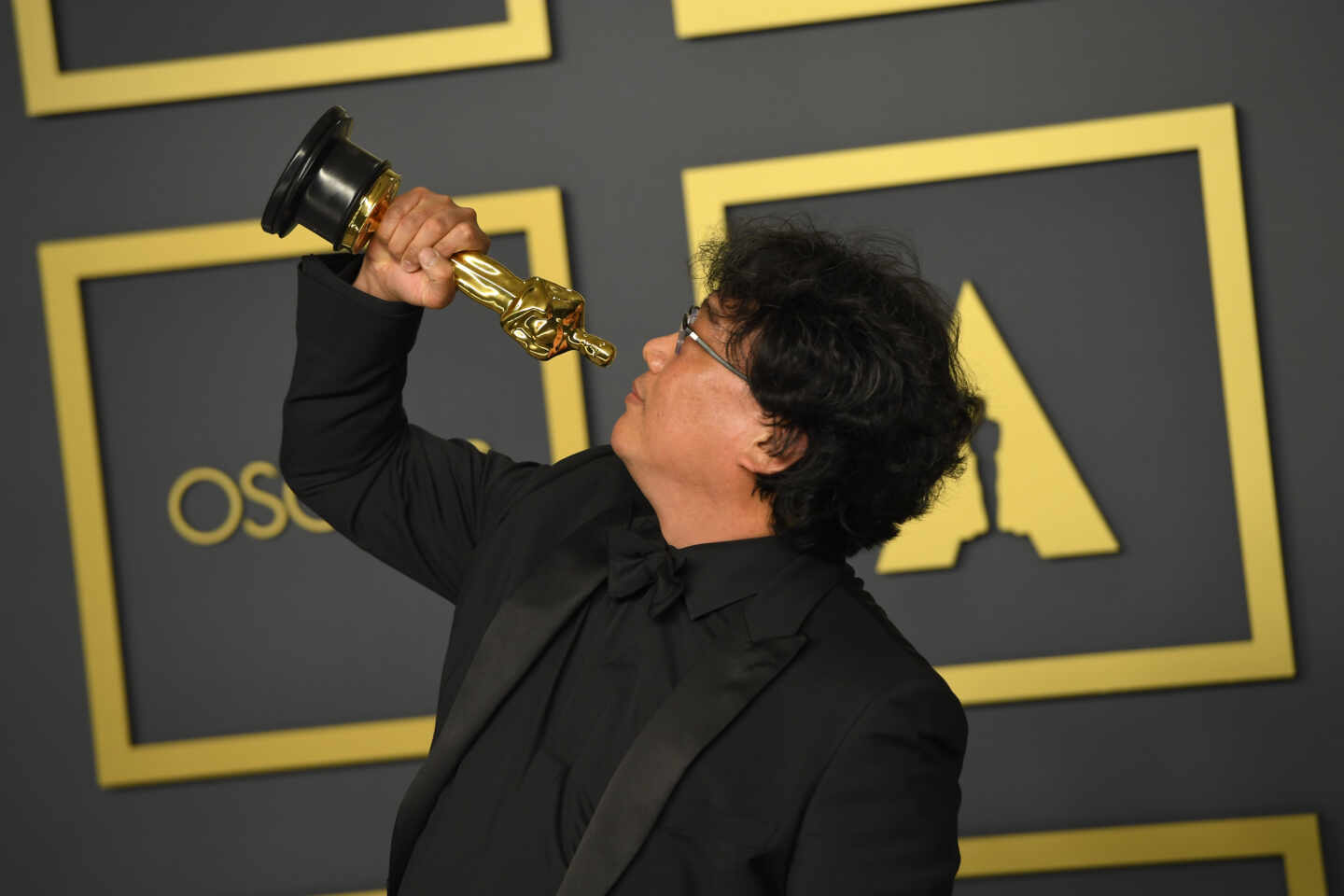 El director de Parásitos, Bong Joon-Ho posa con su premio Óscar