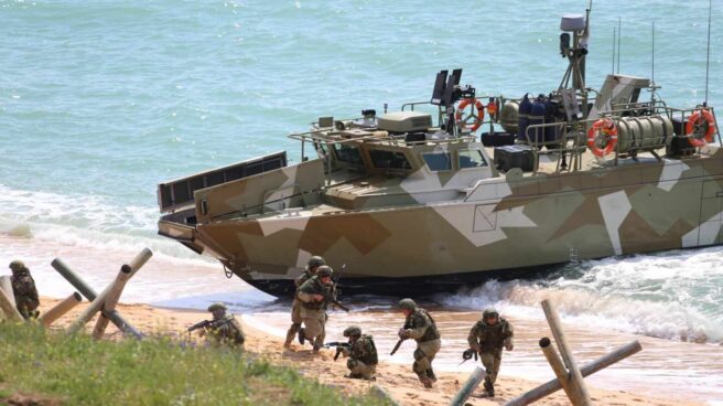 Rusia se retira de la frontera con Ucrania La lancha patrullera de alta velocidad de la Armada rusa Raptor (Proyecto 03160) y militares rusos durante el escenario principal de la ejercicio mixto de las Fuerzas Armadas de Rusia en el polígono de Opuk en Crimea