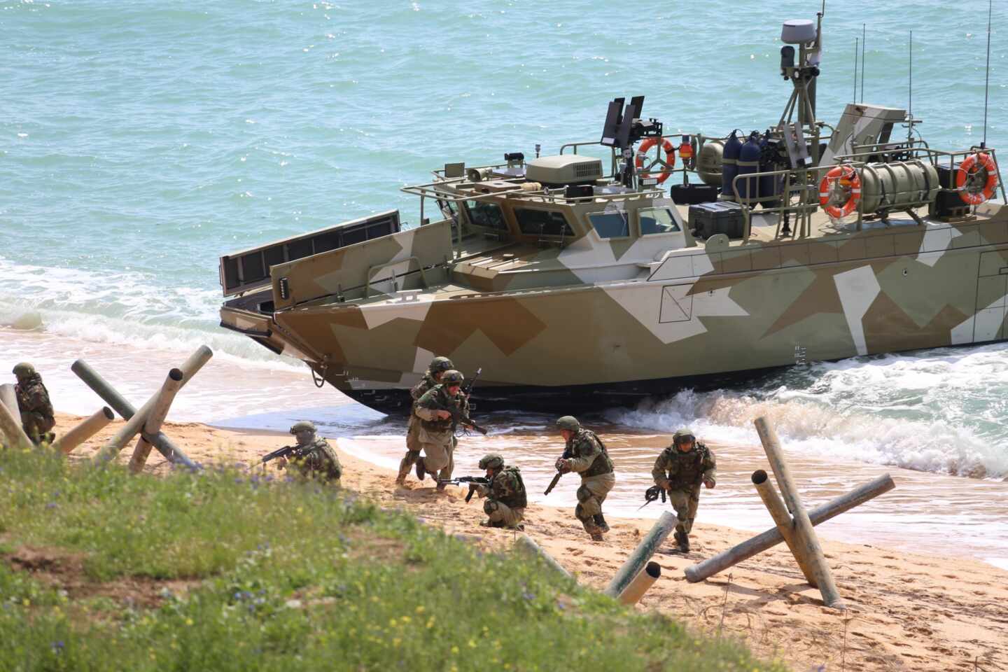 La lancha patrullera de alta velocidad de la Armada rusa Raptor (Proyecto 03160) y militares rusos durante el escenario principal de la ejercicio mixto de las Fuerzas Armadas de Rusia en el polígono de Opuk en Crimea