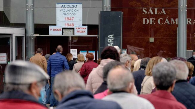 Varias personas citadas para recibir la primera dosis de Pzifer hacen cola a su llegada al centro de vacunación contra la covid-19 montada en la Sála Sinfónica Jesús López Cobos de Valladolid