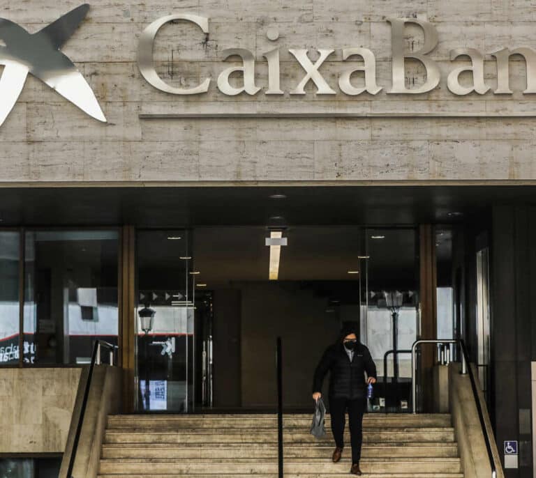 CaixaBank reincorporará en filiales del grupo a 500 afectados por el ERE
