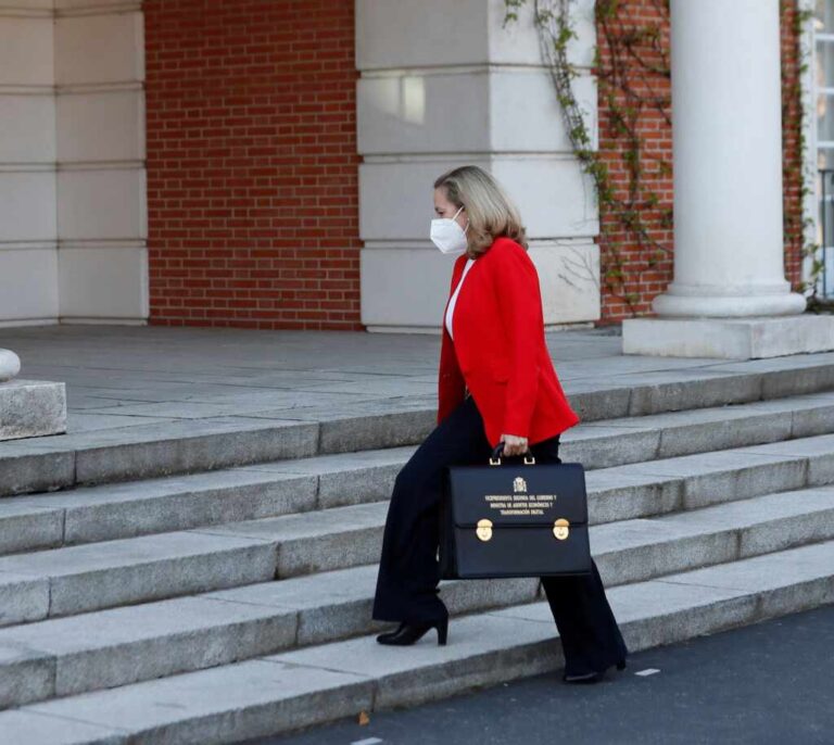 Calviño confirma que Moncloa rebajará sus previsiones de crecimiento económico