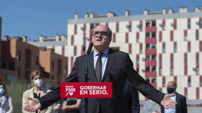 El candidato socialista a la Presidencia de la Comunidad de Madrid, Ángel Gabilondo, durante una visita al municipio de Parla.