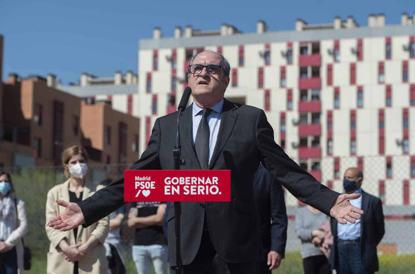 El candidato socialista a la Presidencia de la Comunidad de Madrid, Ángel Gabilondo, durante una visita al municipio de Parla.