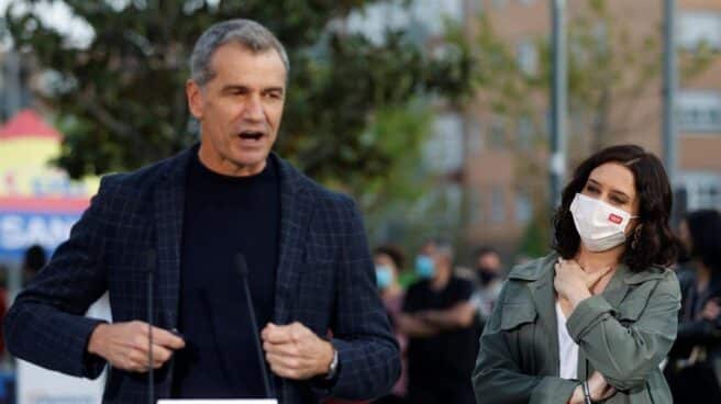 Toni Cantó, durante un acto electoral con Isabel Díaz Ayuso.