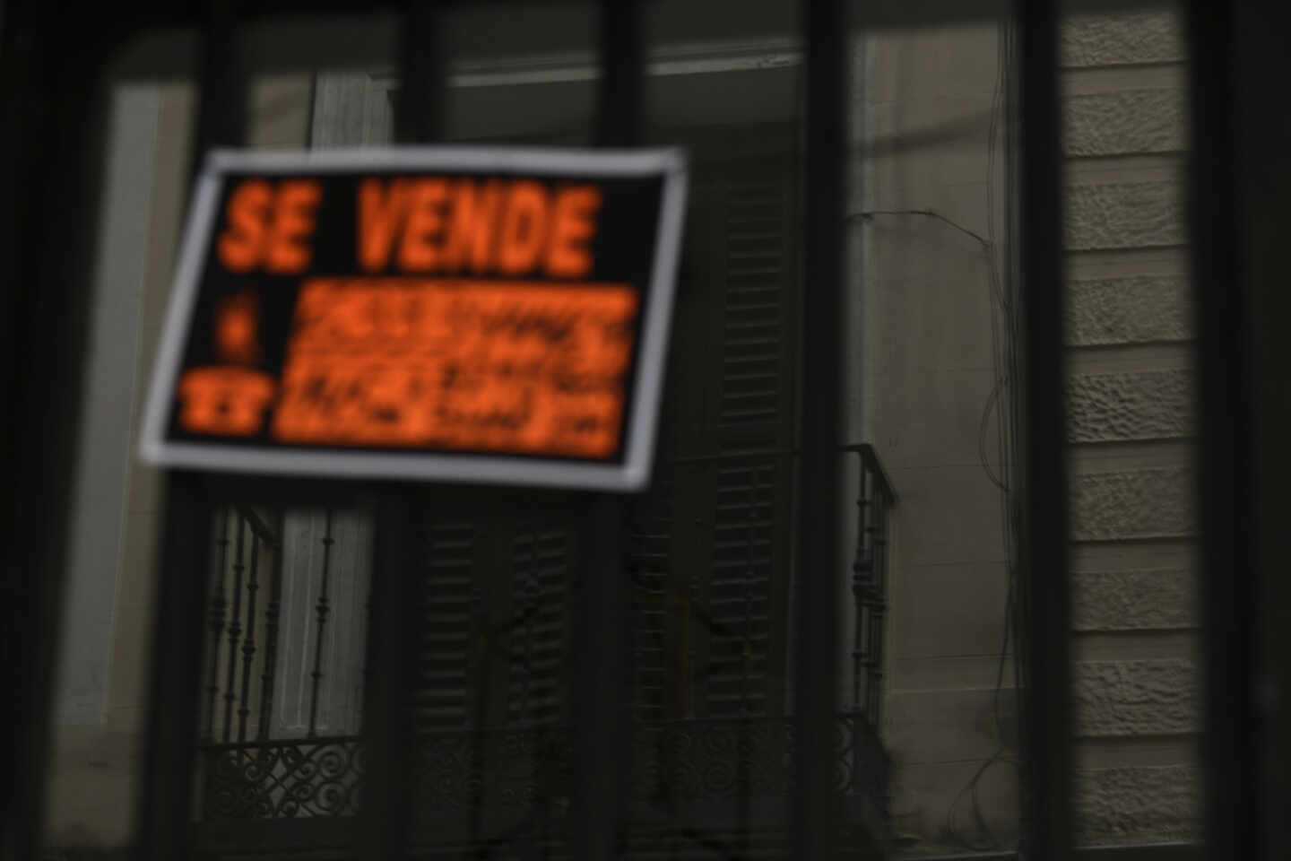 Un cartel de 'Se Vende" en un balcón.