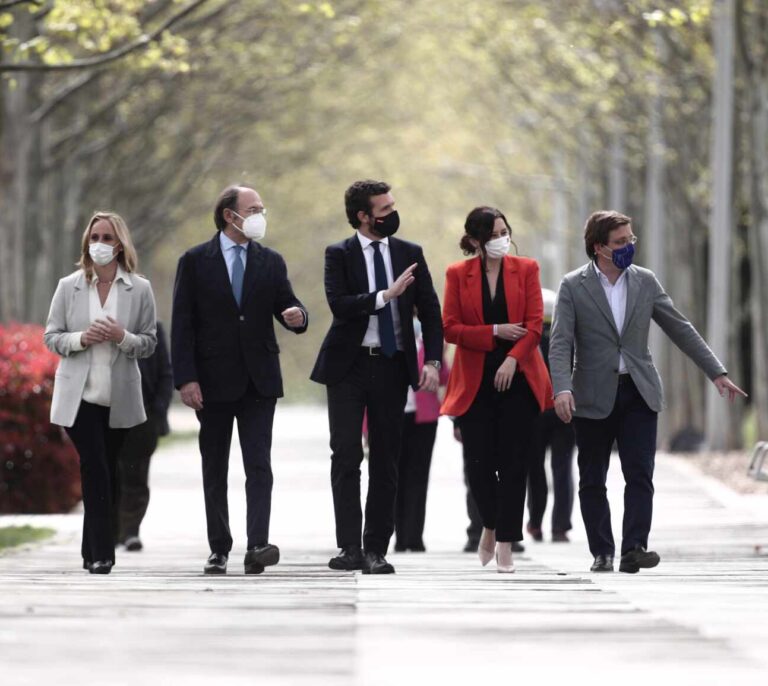 Casado aprovecha el tirón en Madrid para construir un PP a su medida ante un posible adelanto electoral