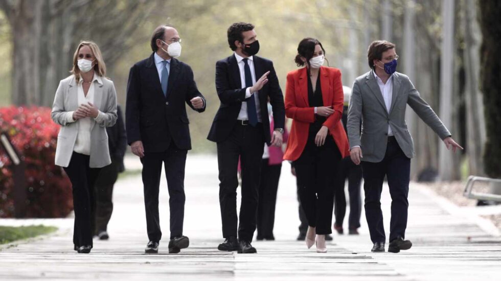 El presidente del PP, Pablo Casado, acompañado de Ayuso, Almeida, García-Escudero y Camins
