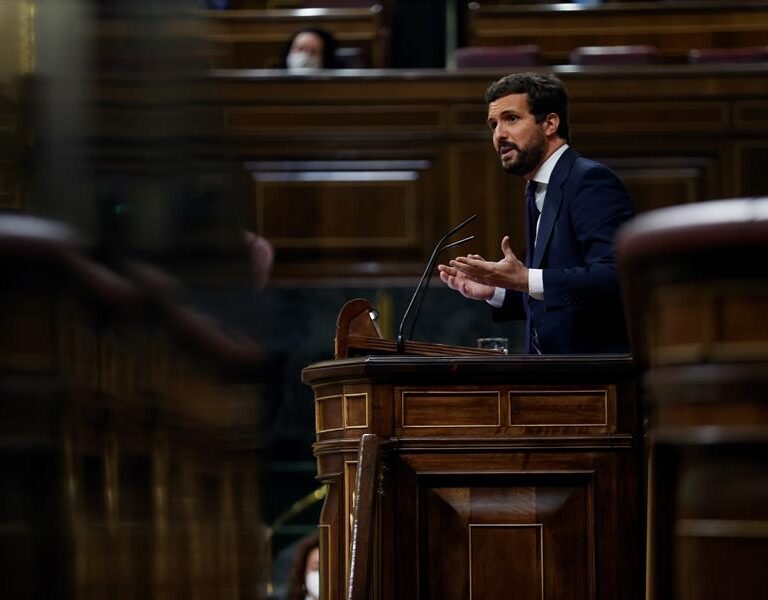 Casado propone a Sánchez vacunarse juntos para dar seguridad a la población