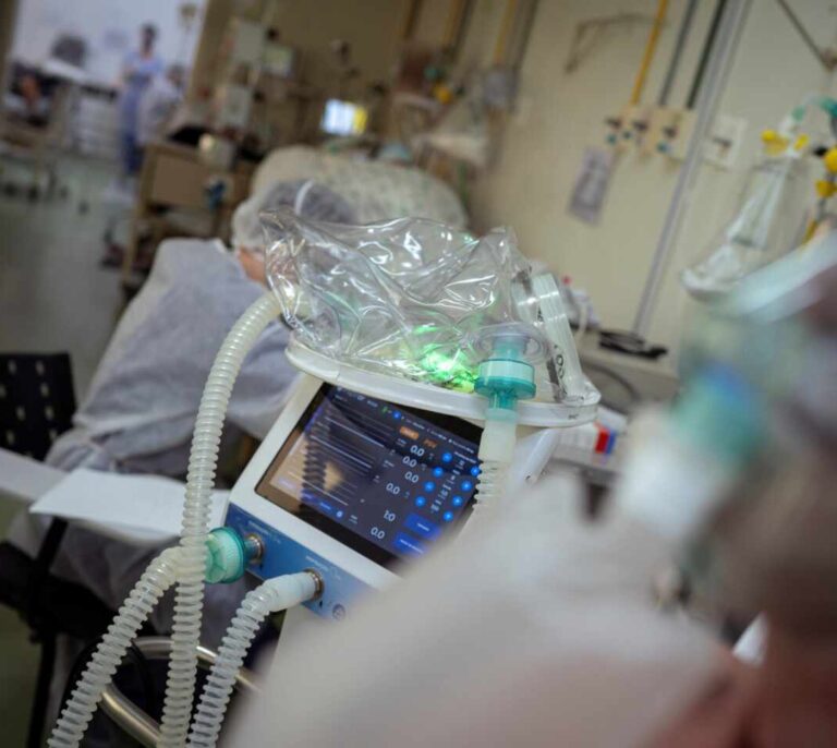 El nuevo perfil Covid en las UCI: entre 40 y 50 años con cuadro clínico "muy agudo"