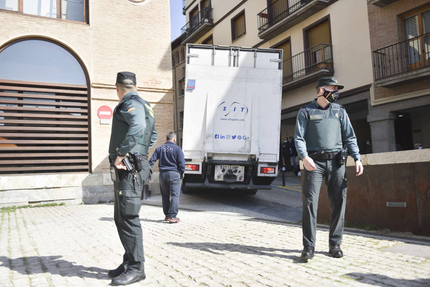 Agentes de la Guardia Civil, de servicio en Barbastro (Huesca).