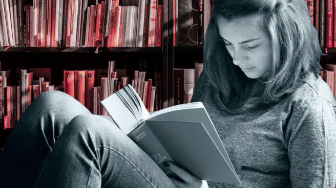 Imagen de una chica leyendo con una librería detrás