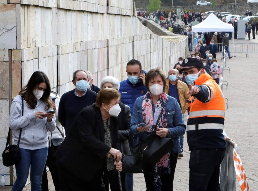 Colas para vacunarse contra la Covid en la Ciudad de la Cultura. 