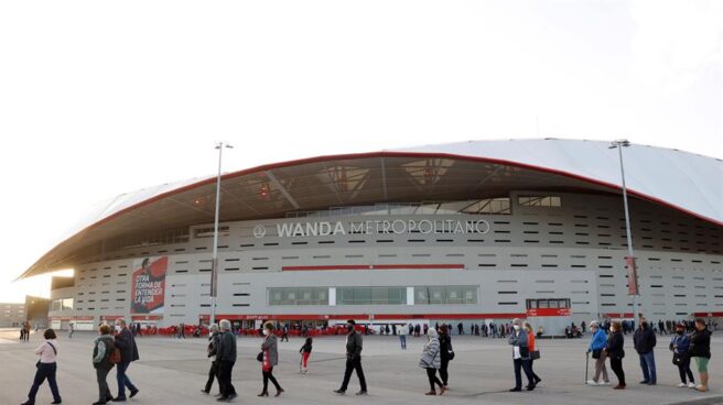 Ciudadanos hacen cola para recibir la vacuna de AstraZeneca en el Wanda Metropolitano, durante la Semana Santa.