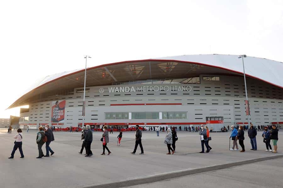 Ciudadanos hacen cola para recibir la vacuna de AstraZeneca en el Wanda Metropolitano, durante la Semana Santa.