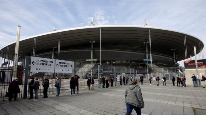 Colas para la vacunación masiva en Francia. Ciudadanos esperan a recibir la vacuna en el Stade de France, en París.