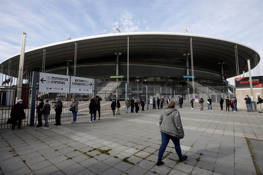 Ciudadanos esperan a recibir la vacuna en el Stade de France, en París.