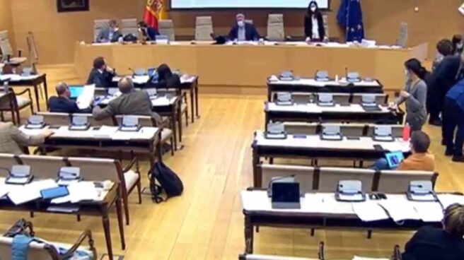 Momento en el que un diputado de ERC tiene que abandonar una comisión del Congreso al comunicarle el contacto estrecho con un positivo. Momento en el que un diputado de ERC tiene que abandonar una comisión del Congreso al comunicarle el contacto estrecho con un positivo.