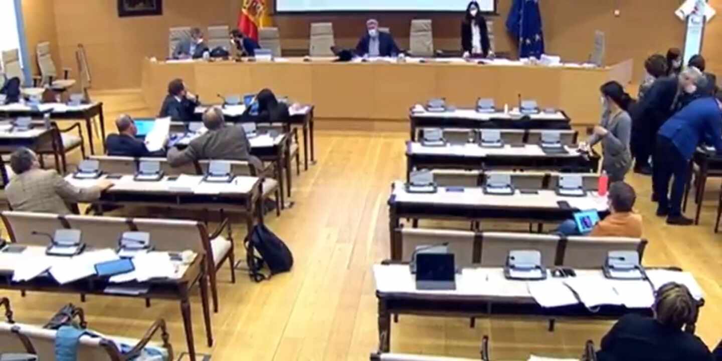 Momento en el que un diputado de ERC tiene que abandonar una comisión del Congreso al comunicarle el contacto estrecho con un positivo.