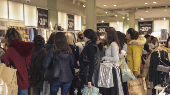 Los economistas creen que la inflación no frenará el gasto del ahorro acumulado Cola en una tienda de ropa de Sevilla.