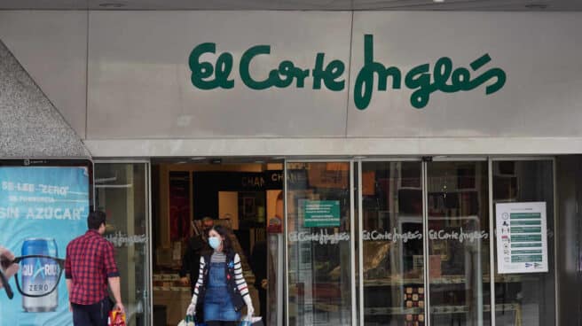 EDP y El Corte Inglés comercializarán paneles solares. Dos personas se cruzan en la entrada de un centro comercial de El Corte Inglés.