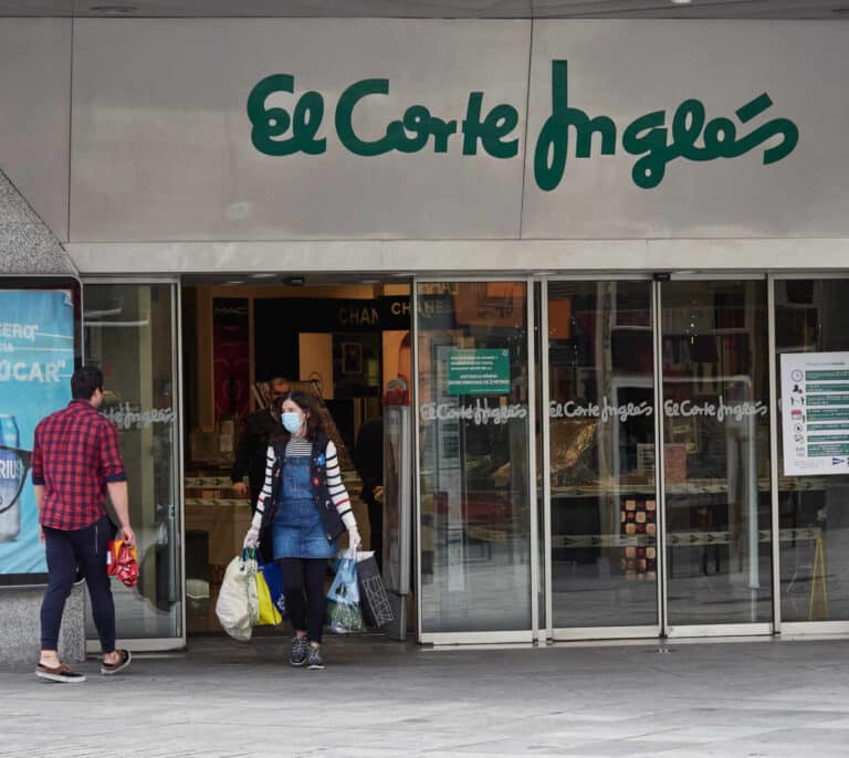 El Corte Inglés, Carrefour y Alcampo ofrecen a Sanidad vender los test de antígenos en sus centros